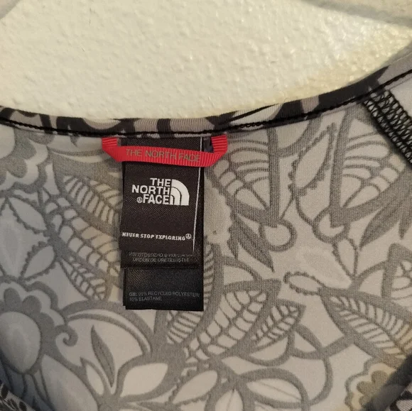 North Face Women's Tshirt Size M Black/White Floral Scoop neck Y2K Boho‎ chic - Picture 3 of 5